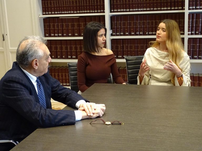 Amb. Buccino Grimaldi e studentesse